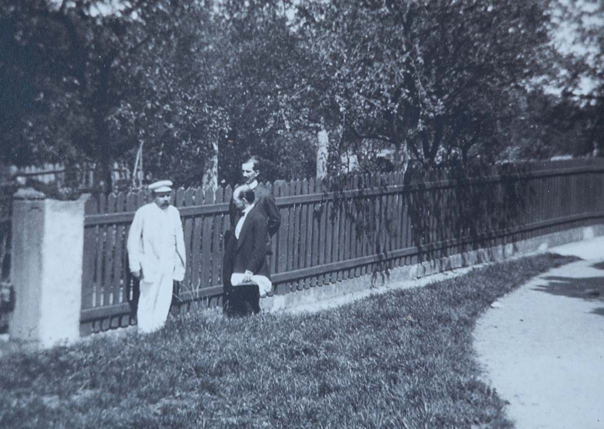 Der Ziergarten an der Vorburg, im weißen Anzug Dr. Müller, um 1919 (EA)