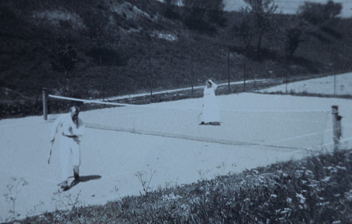 Der Tennisplatz im unteren Schlosspark, um 1910 (EA)