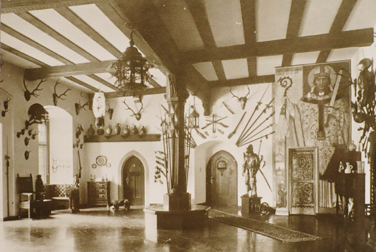 Halle mit Gemälde des hl. Kilian von Matthäus Schiestl, 1920 (SW)